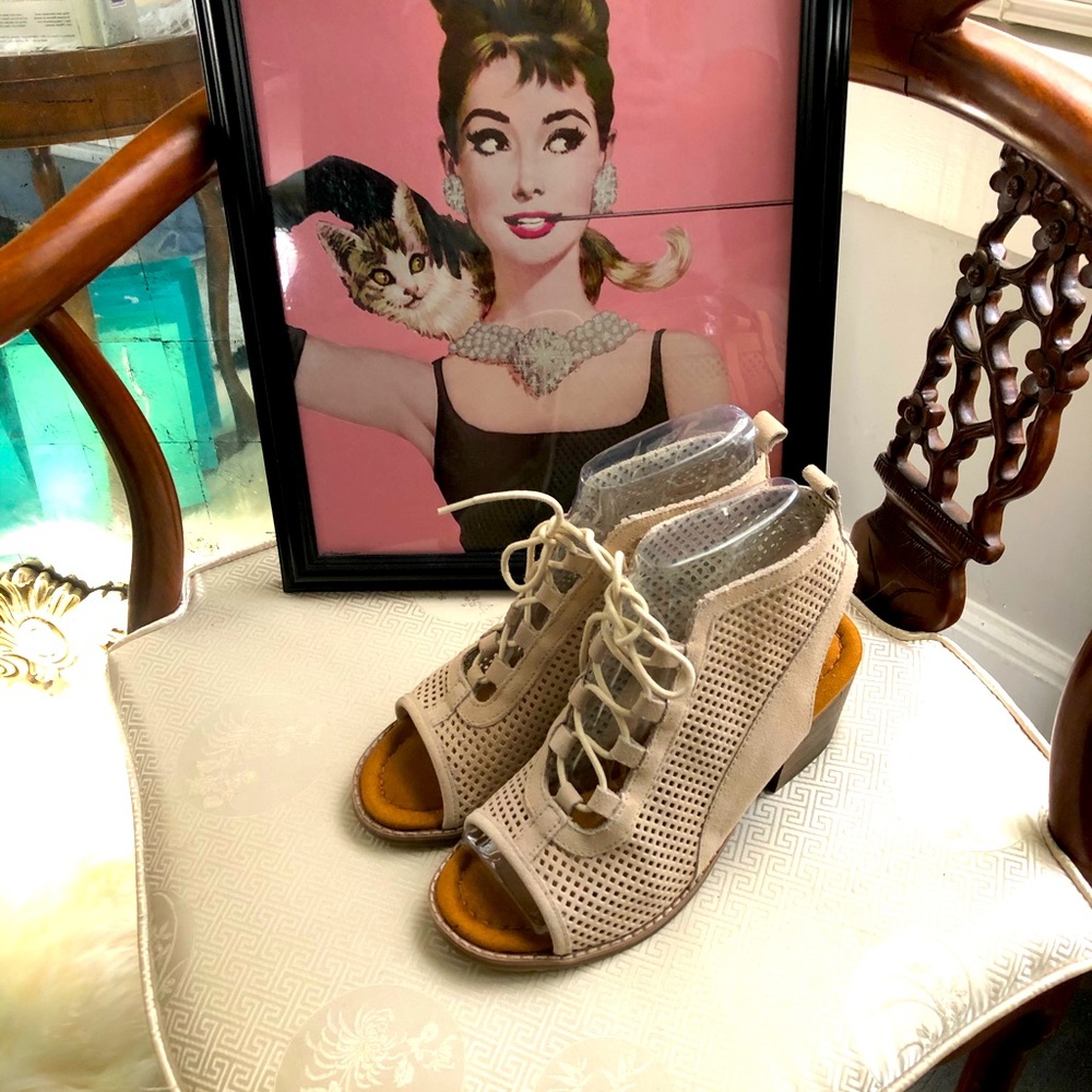 COPY - BEAR PAW  BRAND LADIES SZ 6 Light beige lace up...